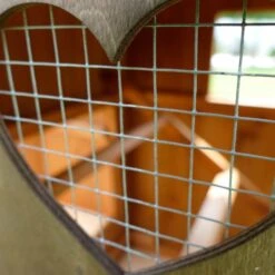 Poulailler Roulotte Toit Tôle 6 à 10 Poules Mobile -Chemin des Poulaillers Boutique poulailler roulotte vue fenetre grillagee