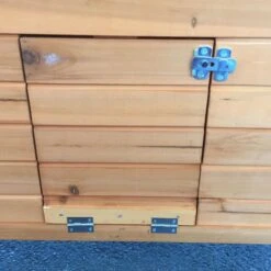 Poulailler Farmer L Toit En Tôle Ouvrant 4 à 6 Poules Bois FSC -Chemin des Poulaillers Boutique poulailler farmer detail trappe arriere