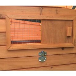 Poulailler Sussex XL Toit Shingle Noir Ouvrant 6 à 10 Poules Bois FSC -Chemin des Poulaillers Boutique poulailler sussex detail trappe grillagee 1