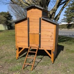 Poulailler Farmer XL Toit Tôle Ouvrant 6 à 10 Poules Bois FSC Avec Rehausse -Chemin des Poulaillers Boutique poulialler farmer avec rehausse entree fermee cote 1