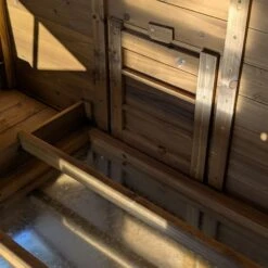 Poulailler Farmer XL Toit Tôle Ouvrant 6 à 10 Poules Bois FSC Avec Rehausse -Chemin des Poulaillers Boutique poulialler farmer avec rehausse interieur detail 1